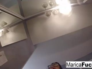 Marica hase uz erotisks veļa masturbē uz the spogulis