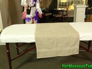 Grand asiatisch masseuse saugt
