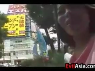 Knulling og melking en asiatisk jobb kvinne