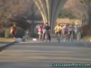 Murid wedok squirts on a bike in publik!