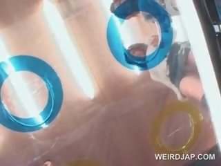 Japonsko najstnice cuties utripa kunci dvignjeno krilo v umazano video igra