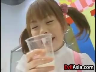 Kotor warga asia muda wanita menikmati air mani