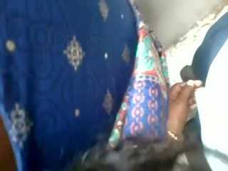 Indický tetička snaží na dotýkat se the penis