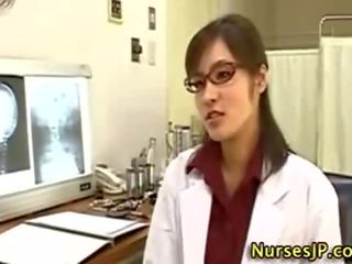 Aziatisch vrouw dokter afrukken