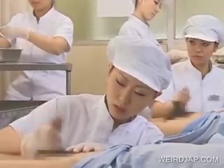 Japonsko medicinska sestra deluje poraščeni phallus