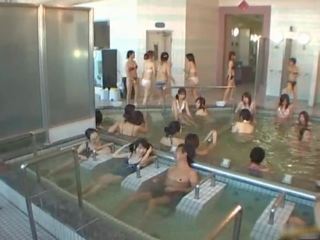 Asiatiskapojke fittor är sleaze och badning inuti ddetta chab spa