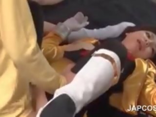 Giovanissima giapponese puttana strofinamento pene prende poppe spremuto