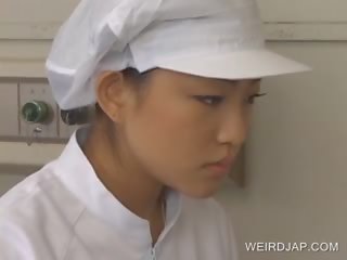 יפני אחיות מַתָן עבודה ביד ל patients
