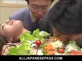 Japonesa av modelo convertido en un edible mesa para duro hasta juveniles