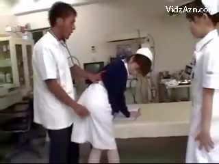 Νοσοκόμα να πάρει αυτήν μουνί τρίβονται με γιατρός και 2 νοσηλευτές στο ο surgery