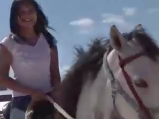 Perempuan daripada thailand menunggang yang kuda