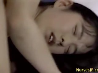 Japansk asiatisk sykepleier fingret av henne colleague